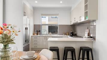 Een koelkast, een microgolfoven, een oven, een kookplaat