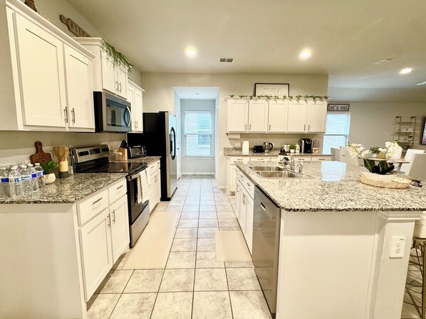 Fridge, microwave, oven, dishwasher - Arcade Game Room + Massage Chair, Spacious, Near Downtown (Fort Worth)