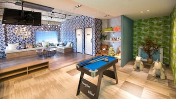 Dormitorio compartido básico, vistas al jardín | Sala de juegos