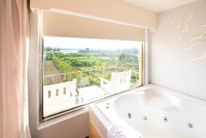 Habitación romántica doble, balcón, vistas al lago | Interior