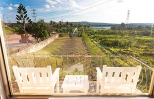 Habitación romántica doble, balcón, vistas al lago | Jardines del alojamiento