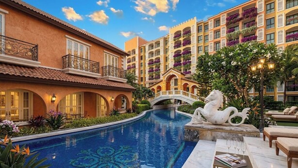 A hotel with a swimming pool, a bridge, and a statue of a horse. - Direct pool access Studio - Venitian resort condo Jomtien beach Pattaya (Muang Pattaya)