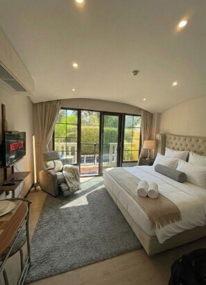 1 bedroom, free WiFi, bed sheets - Direct pool access Studio - Venitian resort condo Jomtien beach Pattaya (Muang Pattaya)