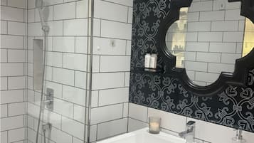 Towels, soap, shampoo, toilet paper