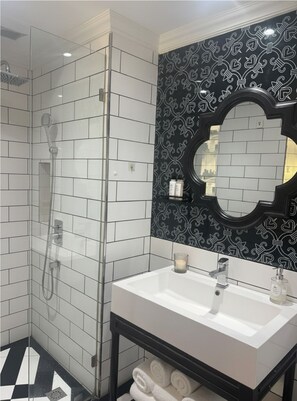 Serviettes fournies, savon, shampoing, papier toilette