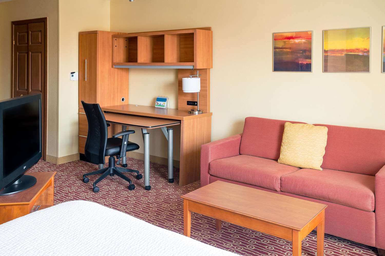 Studio Suite - Queen W/ Kitchen & Living Space Near Top Detroit Dining Spots - Cooley Lake, MI