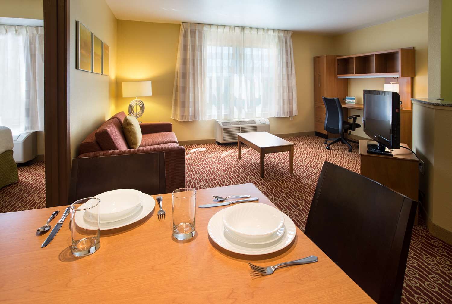 2 Pet-friendly 2 Bedroom Suites Near Detroit Metro Airport - Novi, MI