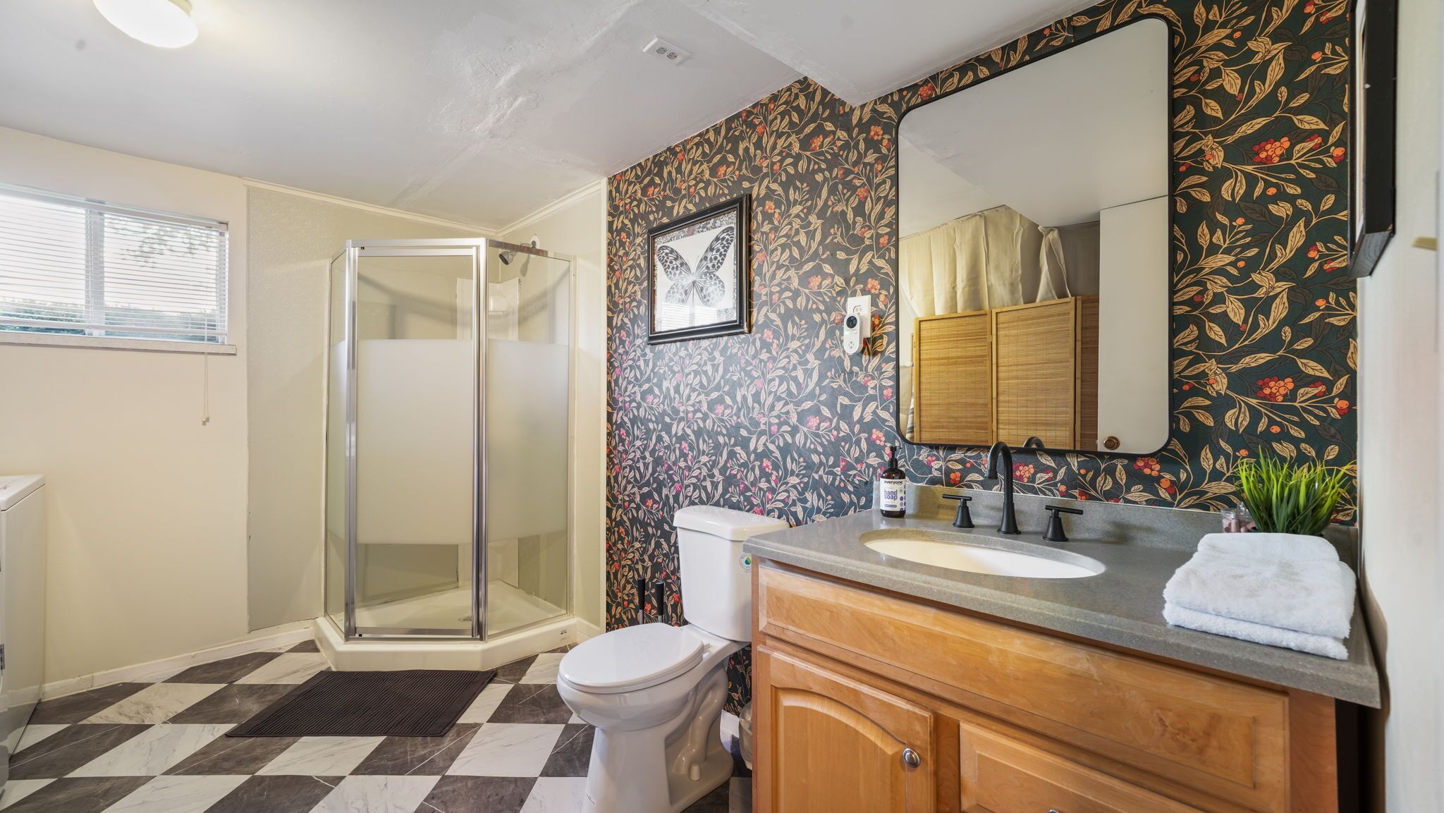 Dusj, hårføner, håndklær og såpe