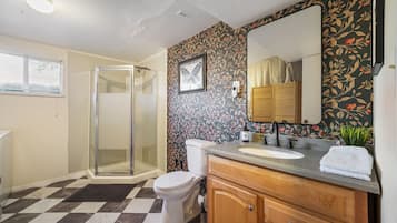 Dusj, hårføner, håndklær og såpe