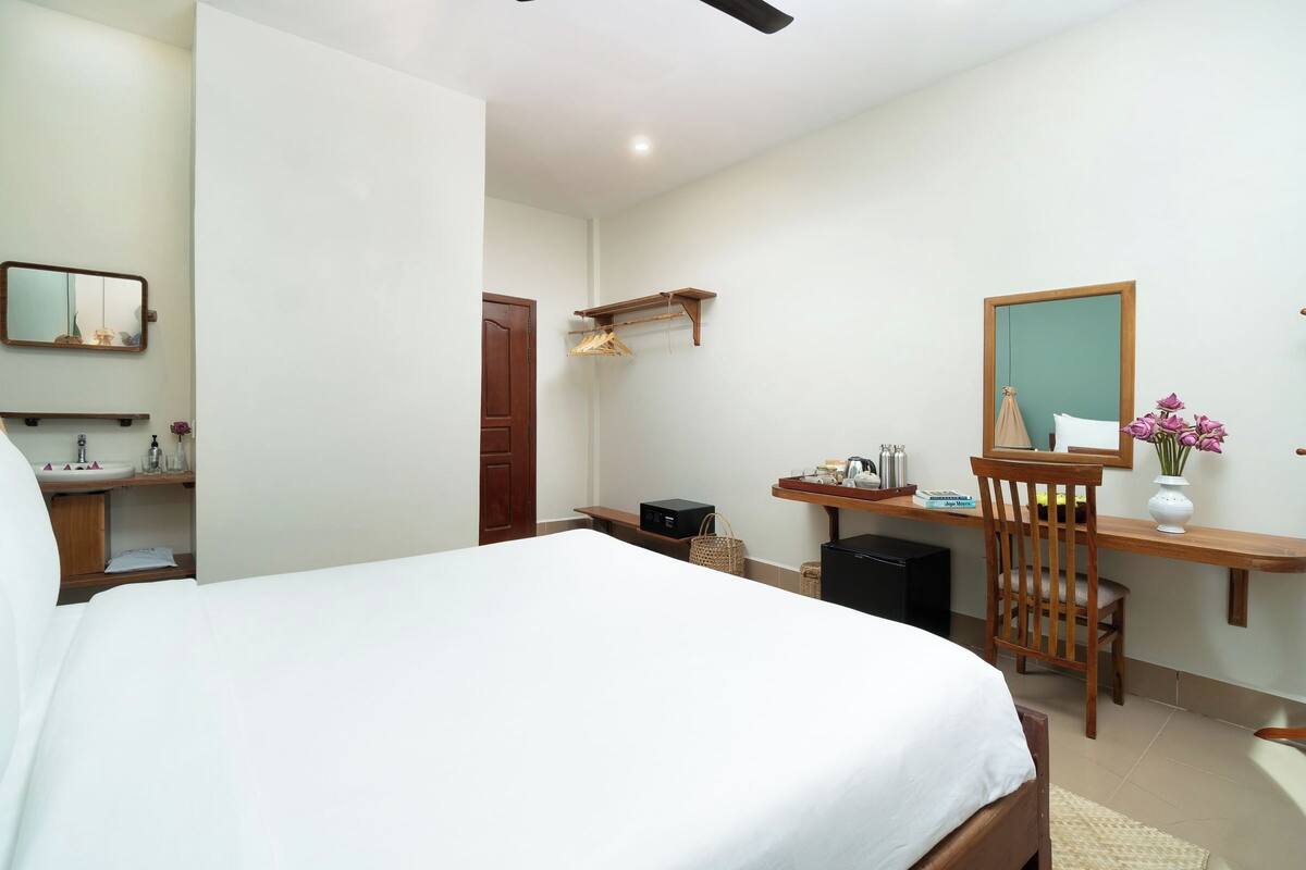 Double Room | In-room safe, desk, laptop workspace, iron/ironing board