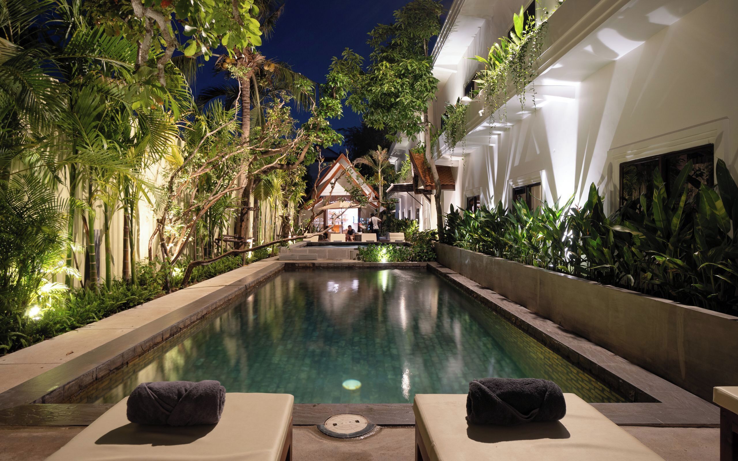 Una piscina al aire libre