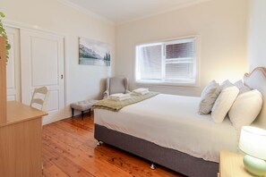 Escritorio, tabla de planchar con plancha, cuna de viaje y wifi 