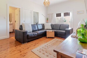 Una televisión, un reproductor de DVD, una oficina