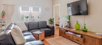 Beautiful on Bourke Street | Pet-Friendly Home