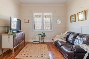 TV, DVD player, offices - Beautiful on Bourke Street | Pet-Friendly Home (Turvey Park)
