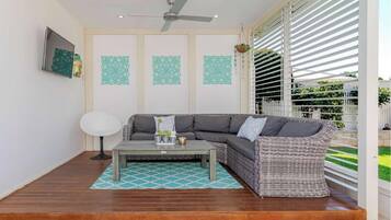 Televisión, reproductor de DVD, oficina