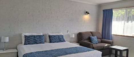 Habitación Deluxe, vistas al jardín | Caja fuerte, tabla de planchar con plancha, wifi gratis