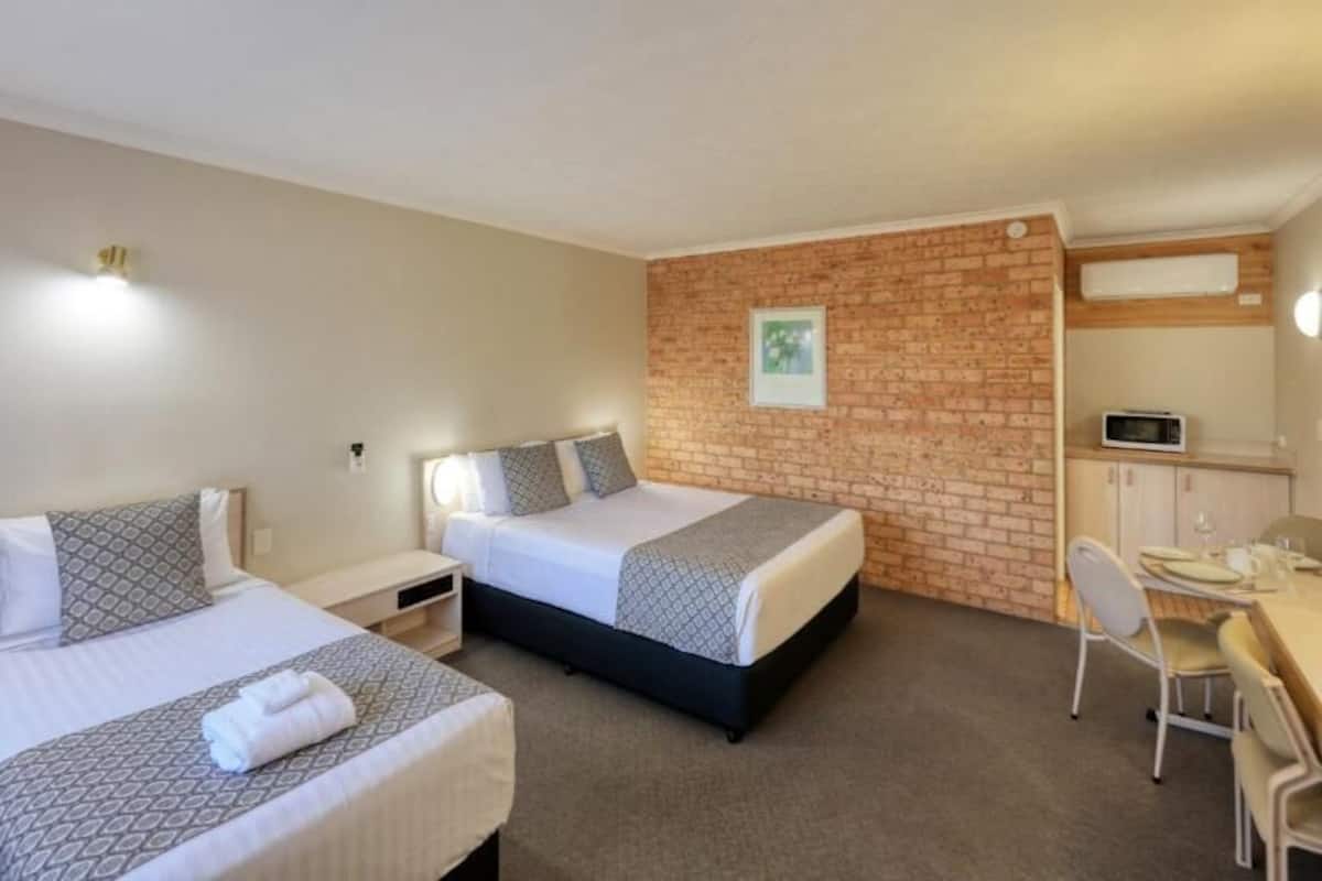 Camera Standard con letto matrimoniale o 2 letti singoli | Una cassaforte in camera, ferro/asse da stiro, Wi-Fi gratuito