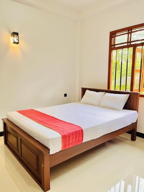 8 bedrooms, in-room safe, travel cot, free WiFi - Relux Villa: 8-Bedroom Tropical Estate near Galle Sleeps 16 - Garden & Views (Harumalgoda-west)