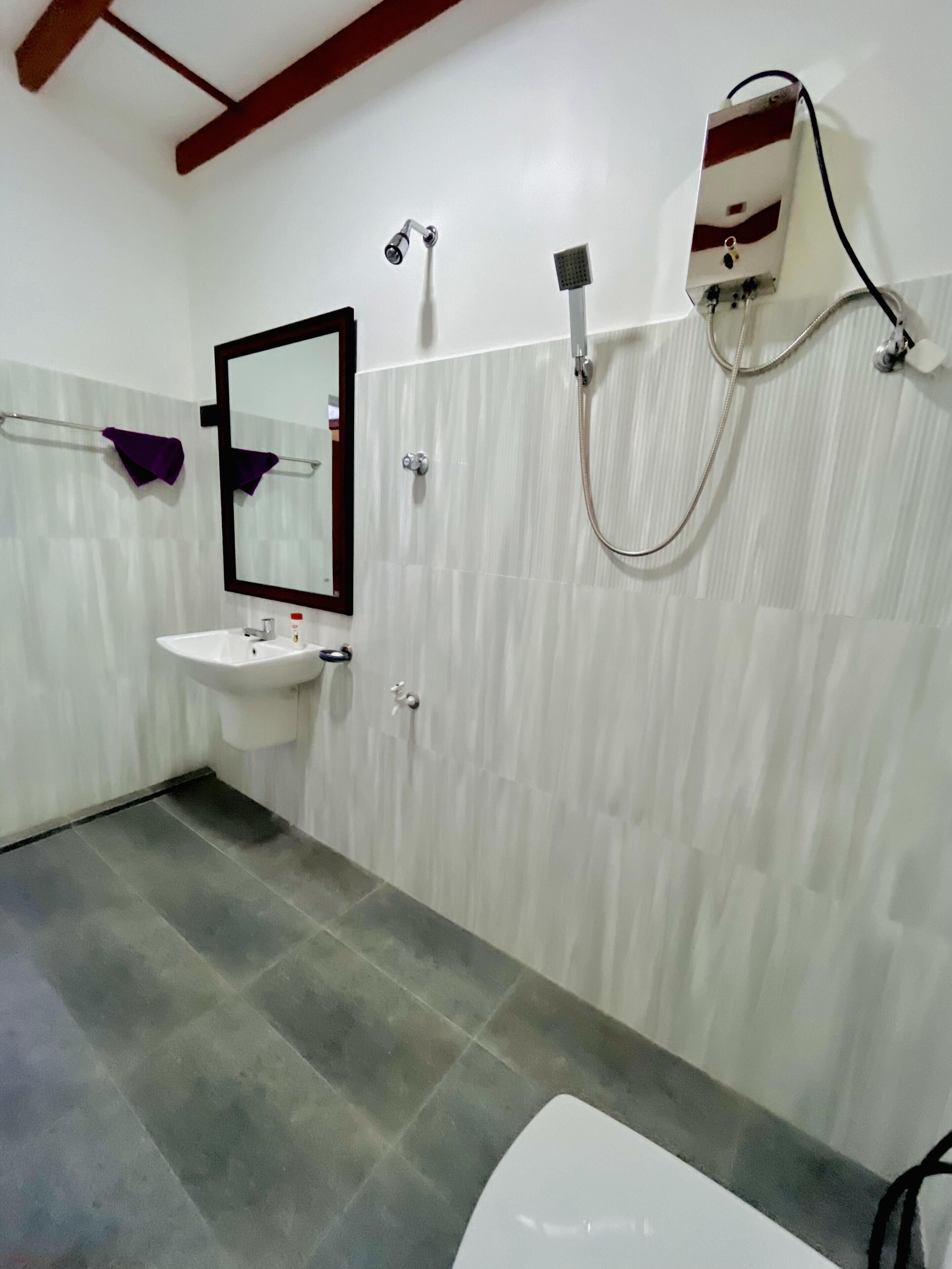 Douche, serviettes fournies, savon, papier toilette
