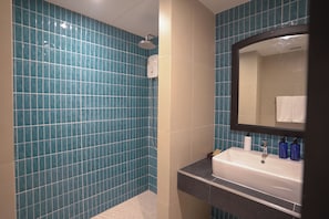 Shower, free toiletries, hair dryer, towels - Manditel North Pattaya (Pattaya)