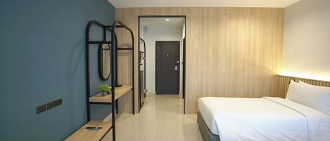 Habitación con 2 camas individuales, vista a la ciudad | Escritorio y wifi gratis