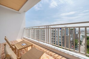 Deluxe Triple Room | Terrace/patio - Manditel North Pattaya (Pattaya)