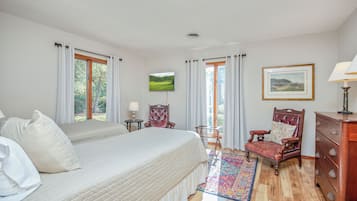 4 bedrooms, iron/ironing board, internet, bed sheets