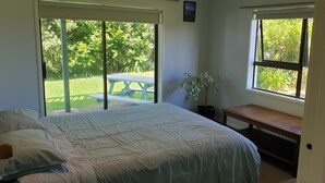 2 bedrooms, WiFi, bed sheets - Lazy Daze at Athenree with local hot pools, and only 5 minutes from Waihi Beach (Athenree)