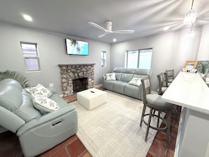 Smart TV - Luxury Coastal Retreat , Steps to Indian Rocks Beach (Indian Rocks Beach)