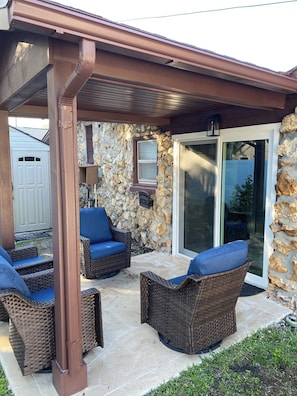 Terrace/patio - Luxury Coastal Retreat , Steps to Indian Rocks Beach (Indian Rocks Beach)
