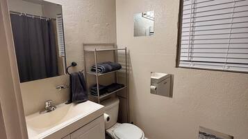 SĂšche-cheveux, serviettes fournies, savon, papier toilette