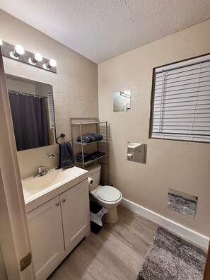 Haartrockner, Handtücher, Seife, Shampoo