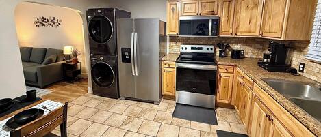 Kjøleskap, mikrobølgeovn, ovn og kokeplater