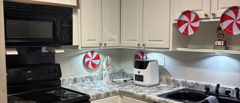 Micro-ondes, four, plaque de cuisson, lave-vaisselle