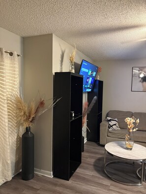 TV - Modern 1-bedroom townhome (Jackson)