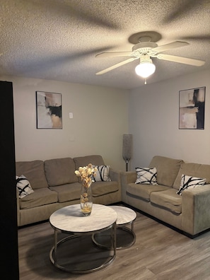 TV - Modern 1-bedroom townhome (Jackson)