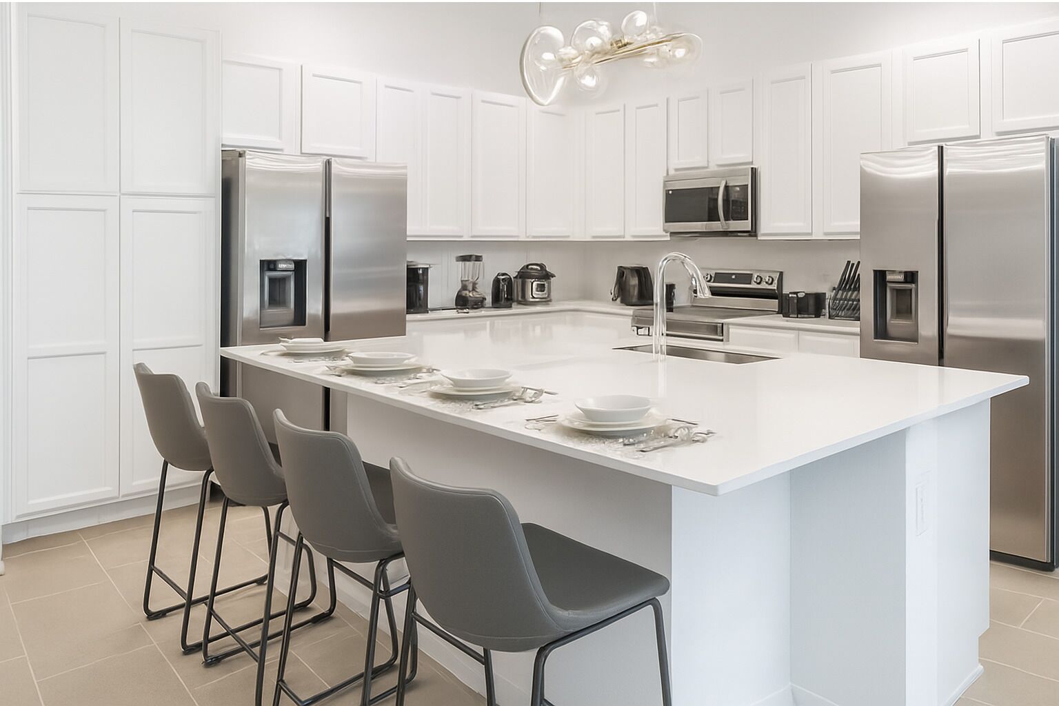 Grand réfrigérateur, micro-ondes, lave-vaisselle