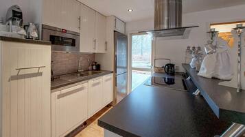 Fridge, oven, stovetop, dishwasher