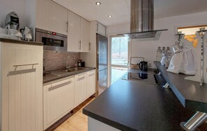 Fridge, oven, stovetop, dishwasher - Cozy home in Hjärnarp with WiFi (Hjärnarp)