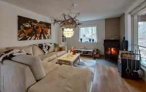 Smart TV, fireplace - Cozy home in Hjärnarp with WiFi (Hjärnarp)