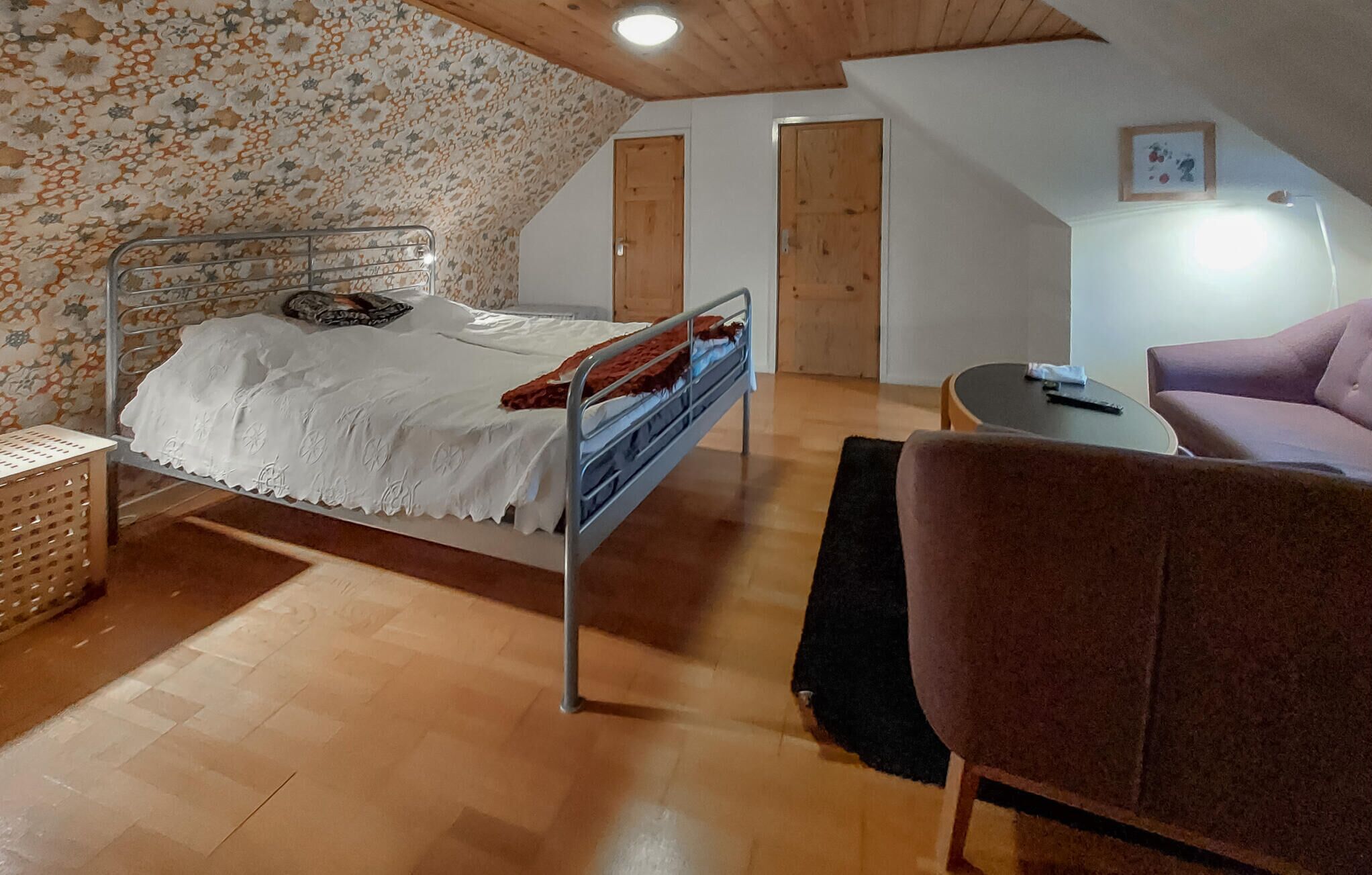 2 bedrooms, travel crib, free WiFi