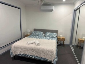 WiFi - Spacious House Near Parks & Shops, Fast WiFi (Bracken Ridge)