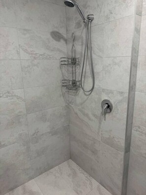 Een douche, een bidet, handdoeken, zeep