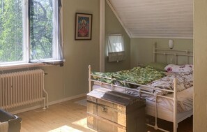 2 bedrooms, travel crib, free WiFi