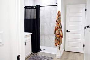 Dusche, Haartrockner, Handtücher, Seife