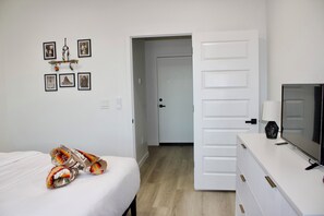 3 bedrooms, iron/ironing board, WiFi, bed sheets - 9 Guests, Tesla EV,Pet Friendly, Native SW Theme (Page)