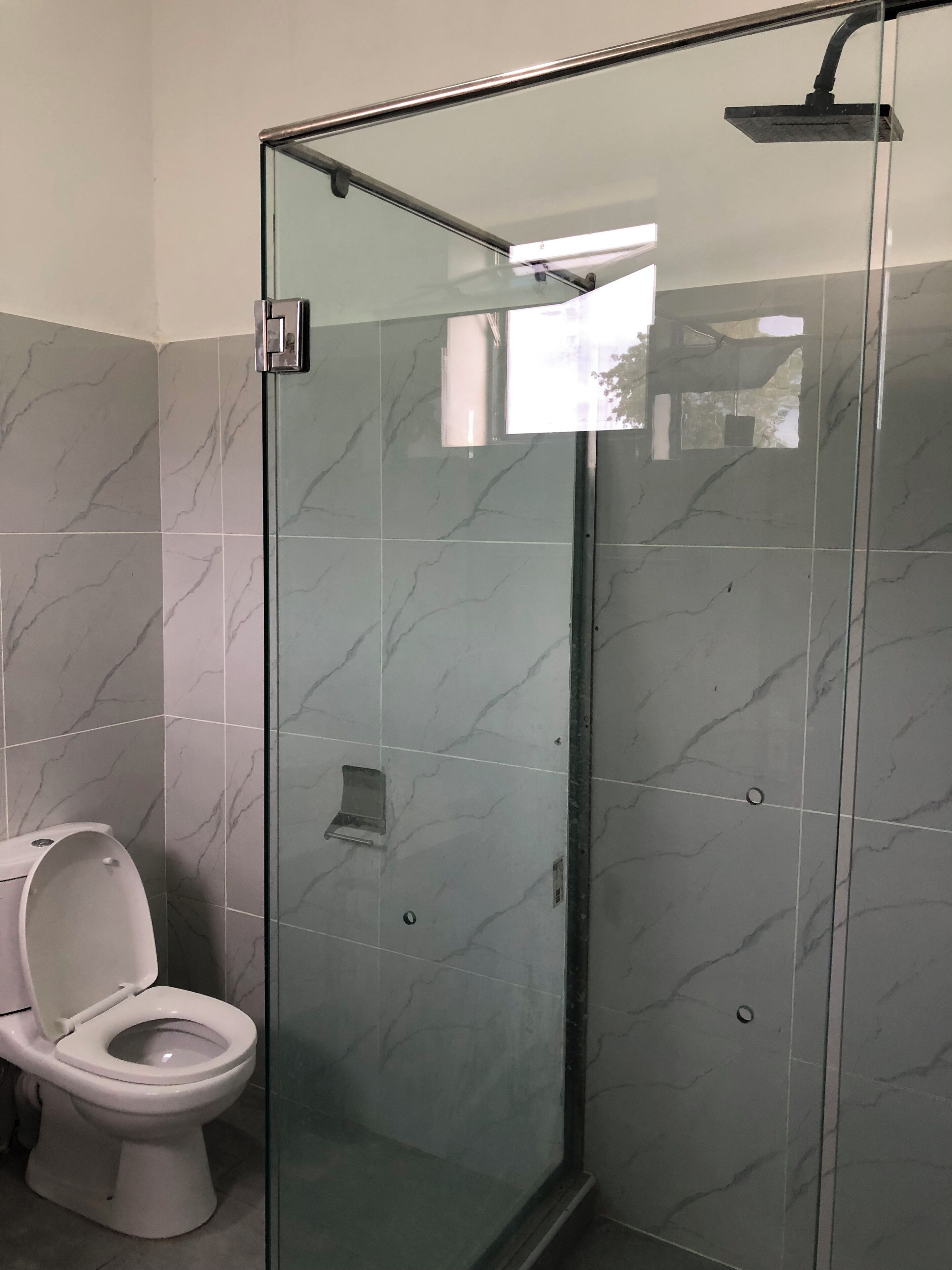 Secador de cabelo, bidê, toalhas de banho, sabonete