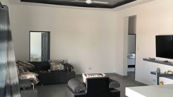 Smart TV, pebolim, livros, aparelho de som