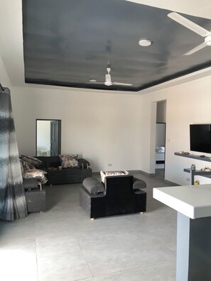 Una Smart TV, un futbolín, libros, un reproductor estéreo